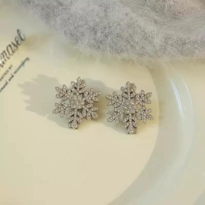 Snowflake Pearl & Crystal Hair Clip — Winter Elegance