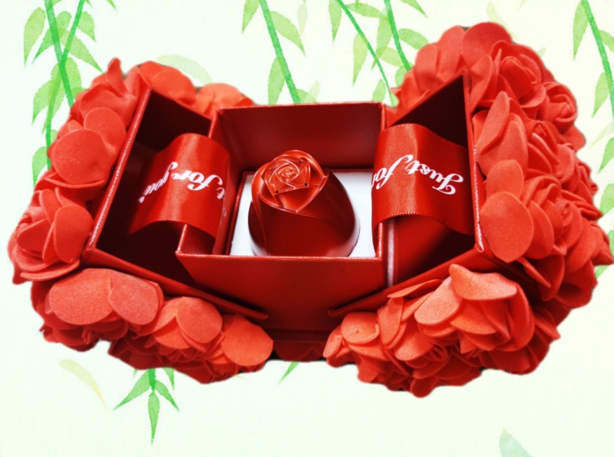 Eternal Rose — Crystal Necklace & Luxury Gift Box
